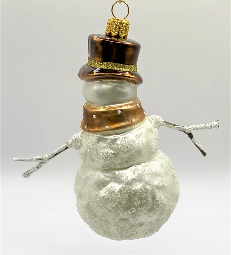Schneemann mit braunem Schal und Hut