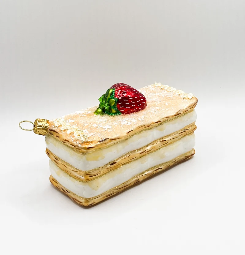 Cremeschnitte mit Erdbeer-Dekoration