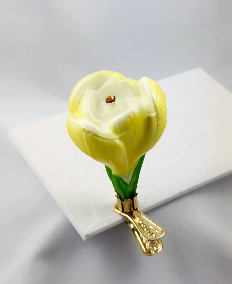 Krokusblüte gelb am Clip