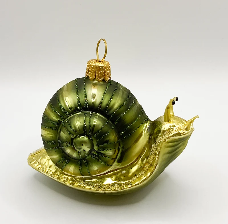 Schnecke mit grünem Häuschen