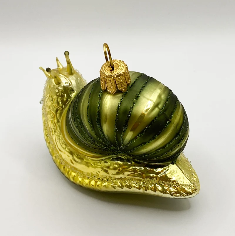 Schnecke mit grünem Häuschen