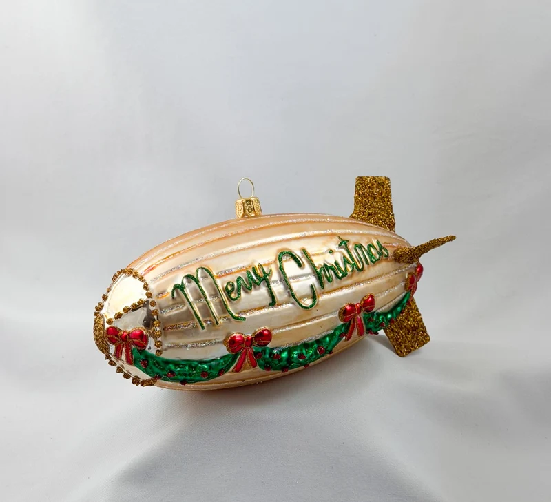 Grosser goldener Zeppelin weihnachtlich geschmückt