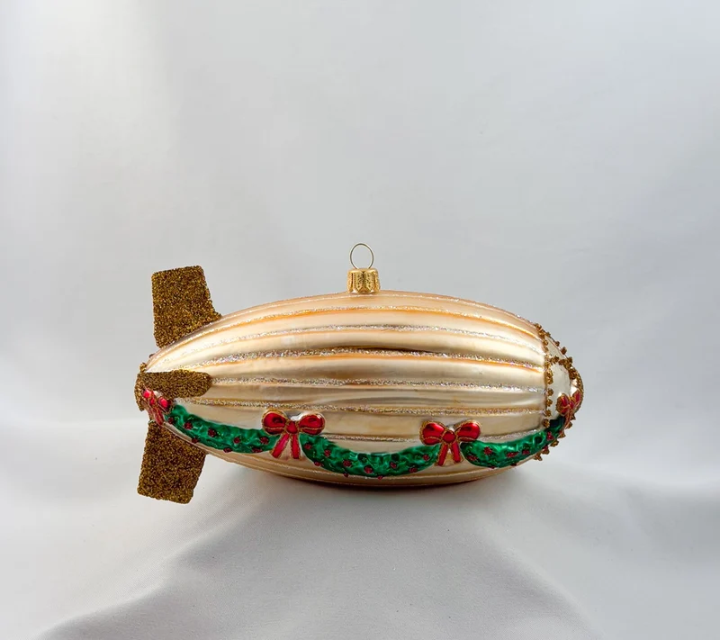 Grosser goldener Zeppelin weihnachtlich geschmückt