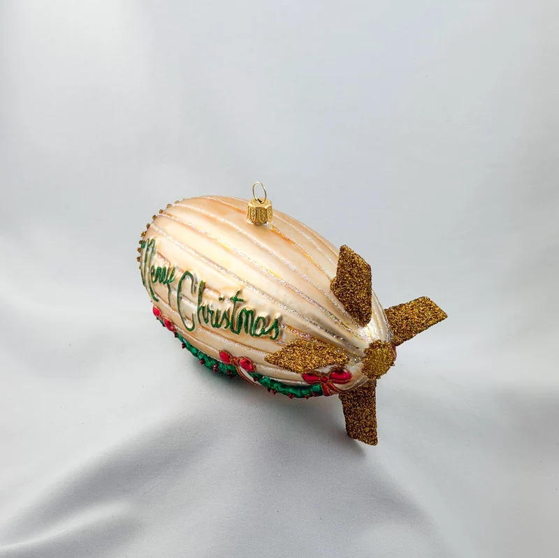 Grosser goldener Zeppelin weihnachtlich geschmückt