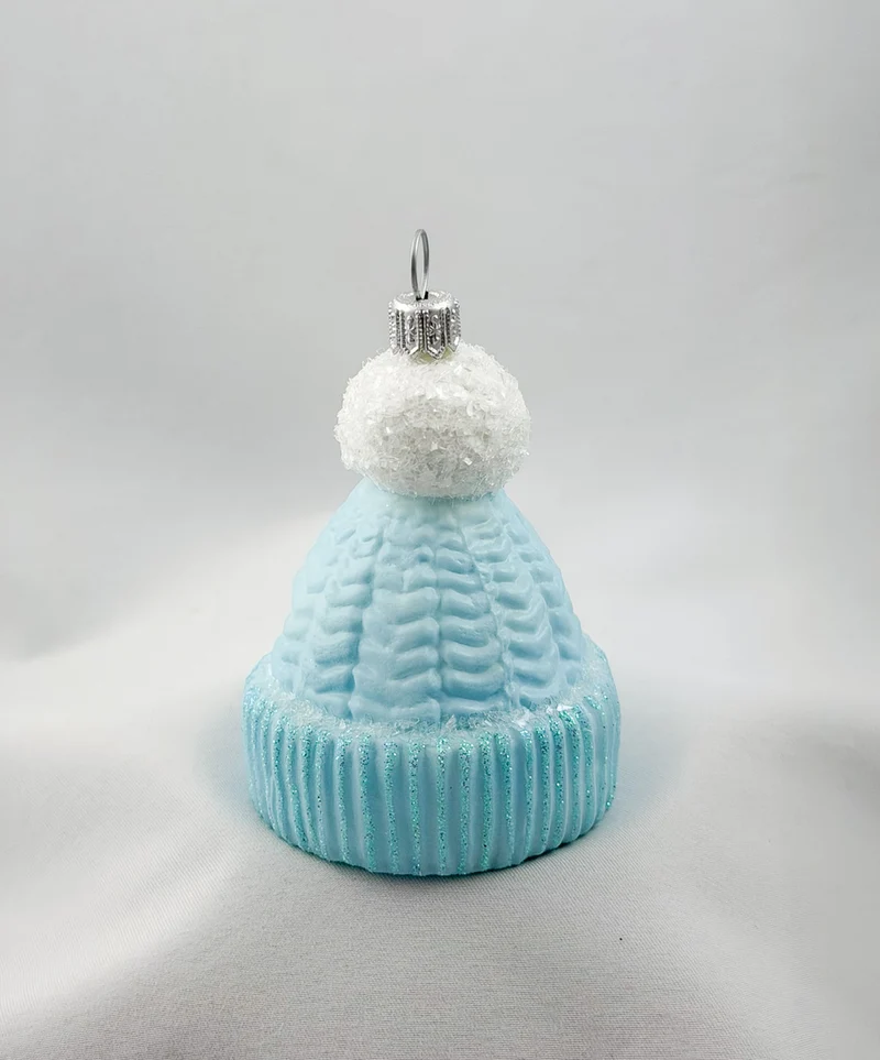 Hellblaue Strick-Mütze mit weissem Bommel