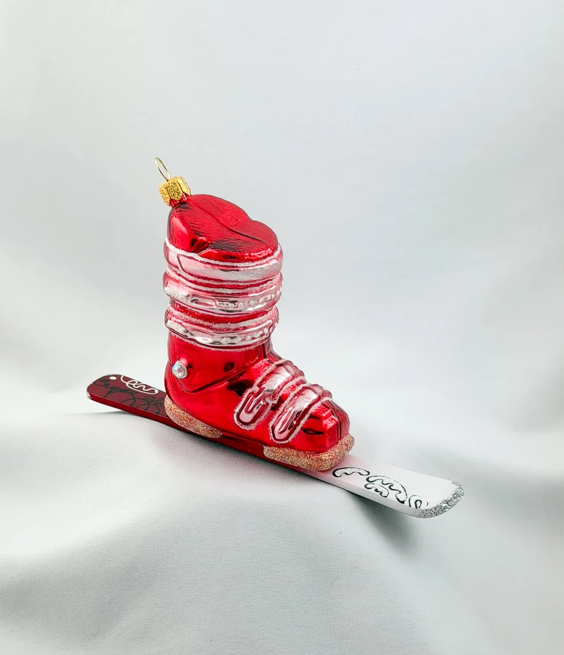 Roter Ski-Schuh mit Ski