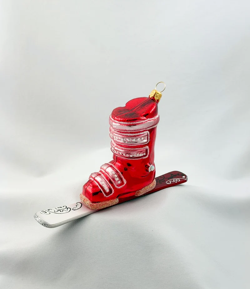 Roter Ski-Schuh mit Ski