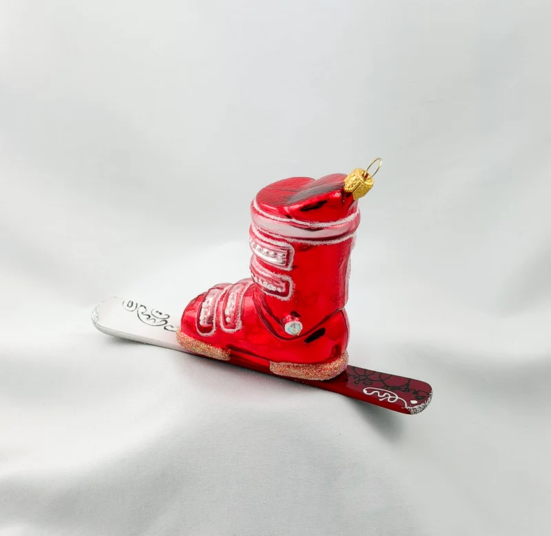 Roter Ski-Schuh mit Ski