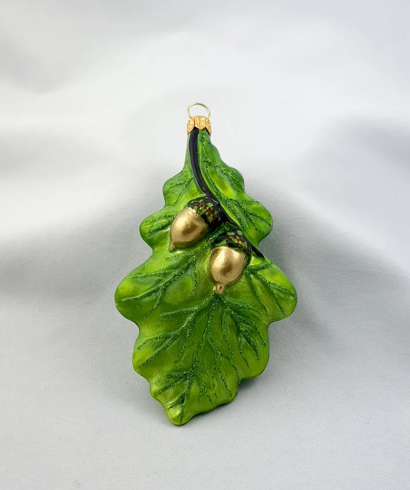 Grünes Eichen-Blatt mit zwei Eicheln