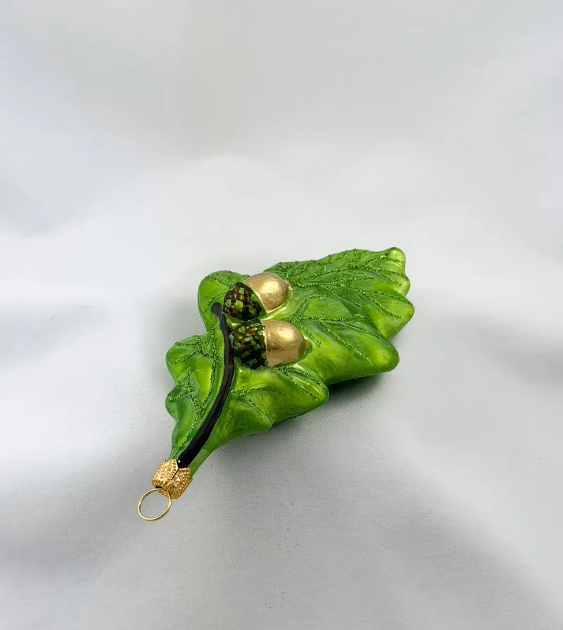 Grünes Eichen-Blatt mit zwei Eicheln