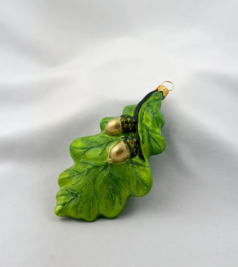 Grünes Eichen-Blatt mit zwei Eicheln