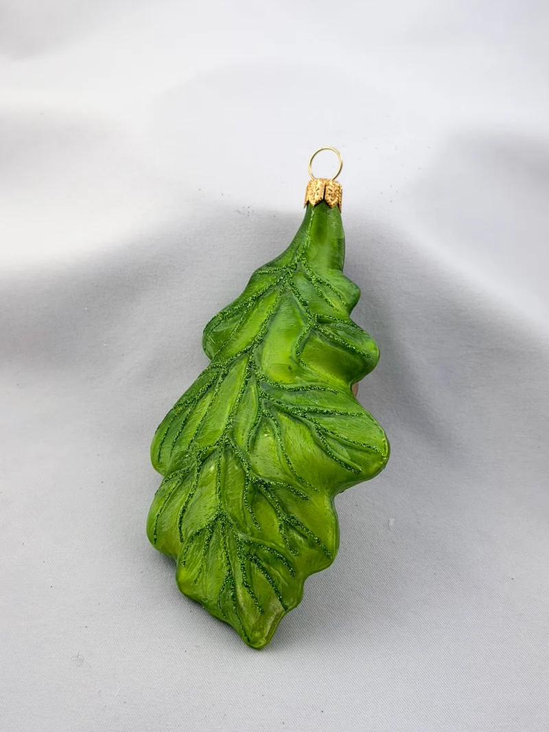 Grünes Eichen-Blatt mit zwei Eicheln