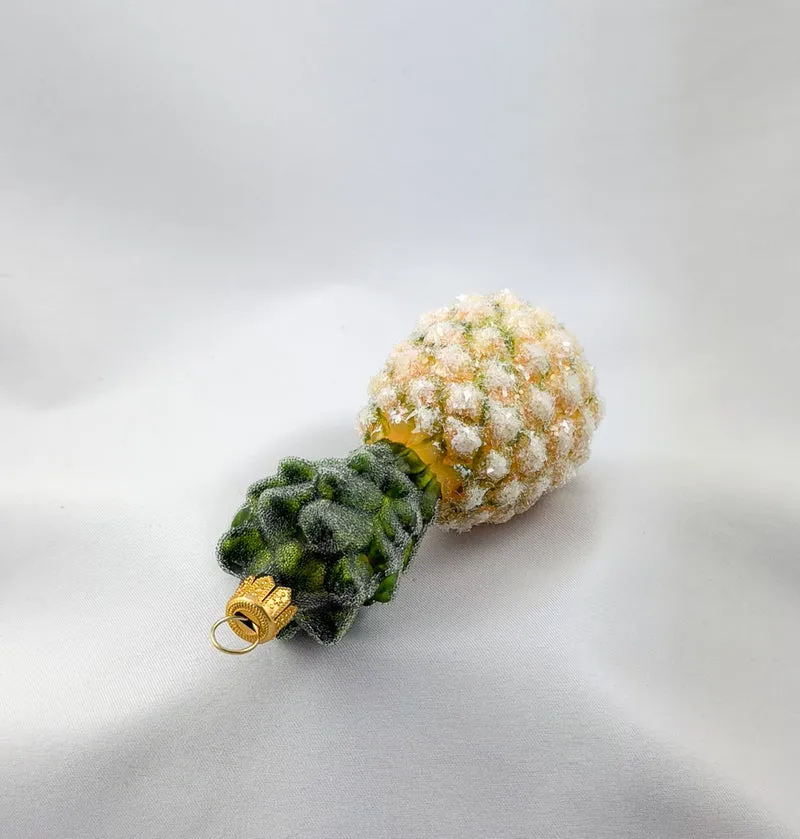 Ganze Ananas mit Eis-Glitzer