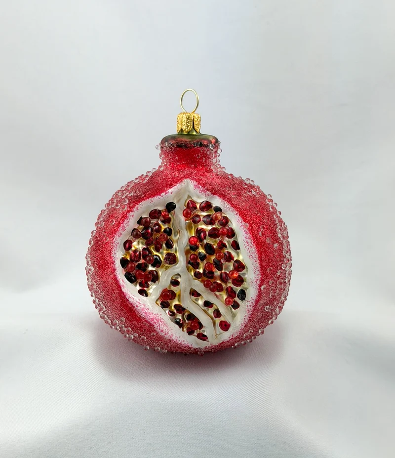 Offener Granatapfel mit Eis-Glitzer