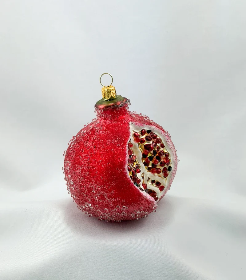 Offener Granatapfel mit Eis-Glitzer