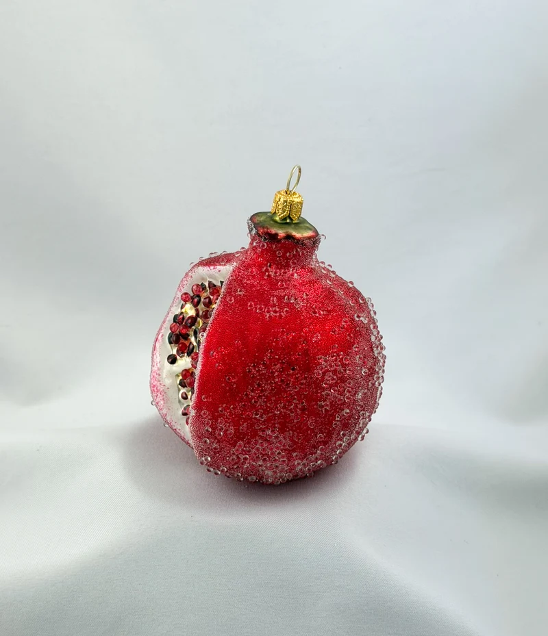 Offener Granatapfel mit Eis-Glitzer