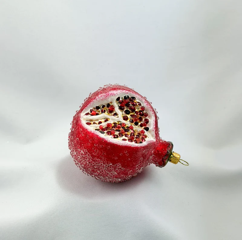 Offener Granatapfel mit Eis-Glitzer