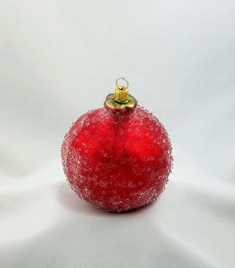 Offener Granatapfel mit Eis-Glitzer