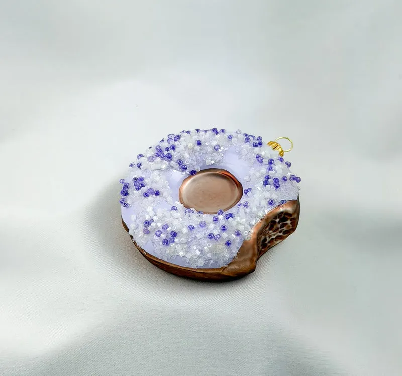 Donut mit lila Zuckerguss und lila Streusseln