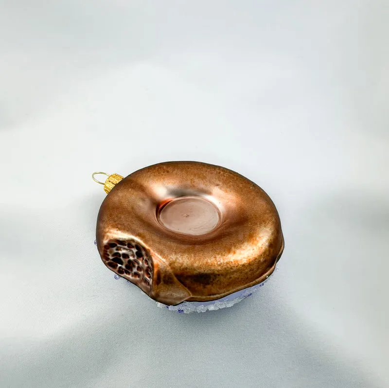 Donut mit lila Zuckerguss und lila Streusseln
