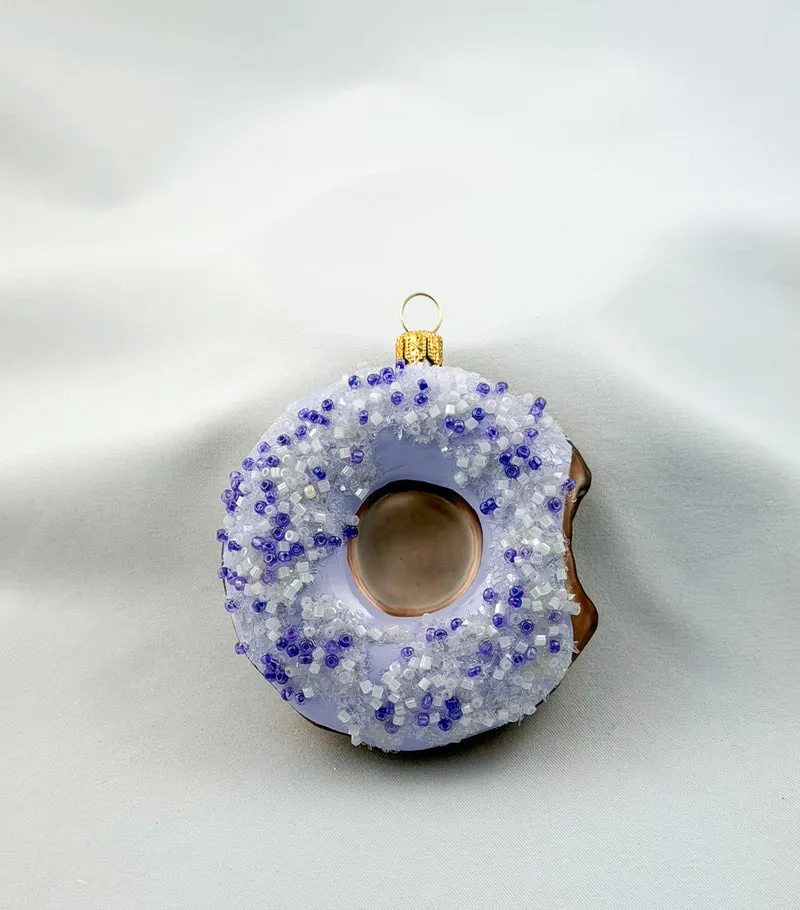 Donut mit lila Zuckerguss und lila Streusseln
