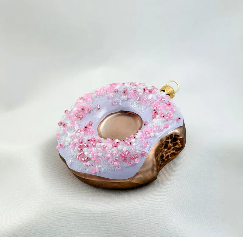 Donut mit lila Zuckerguss und pinken Streusseln