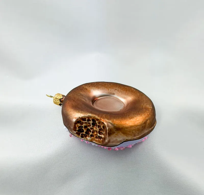 Donut mit lila Zuckerguss und pinken Streusseln