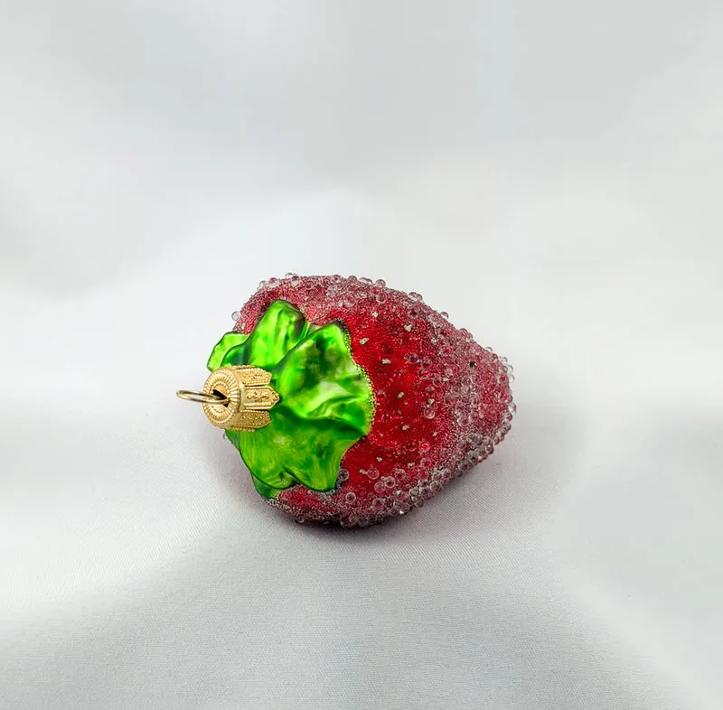 Grosse Erdbeere mit Eis-Glitzer
