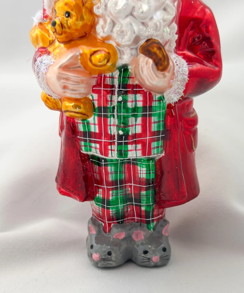 Santa hat es sich mit dem Teddy-Bär in Mäuse-Pantoffeln und Pyjama gemütlich gemacht