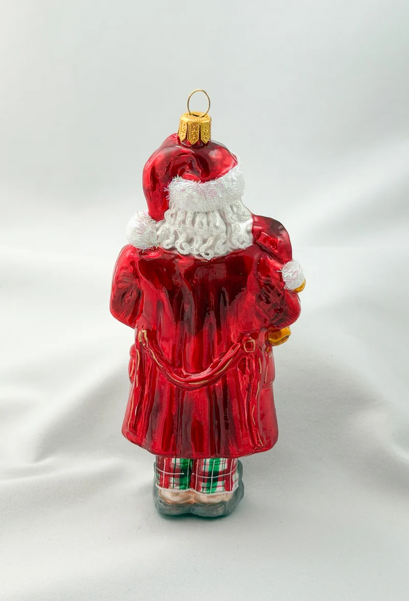 Santa hat es sich mit dem Teddy-Bär in Mäuse-Pantoffeln und Pyjama gemütlich gemacht