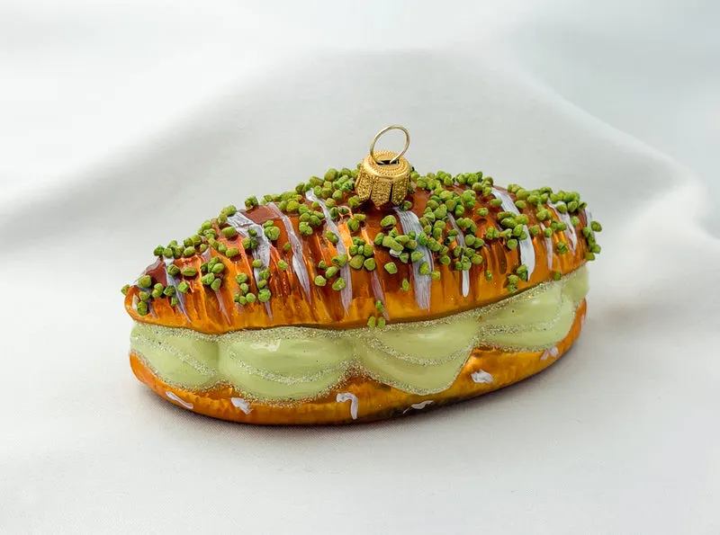Croissant mit Pistazien-Creme Füllung, Gipfeli