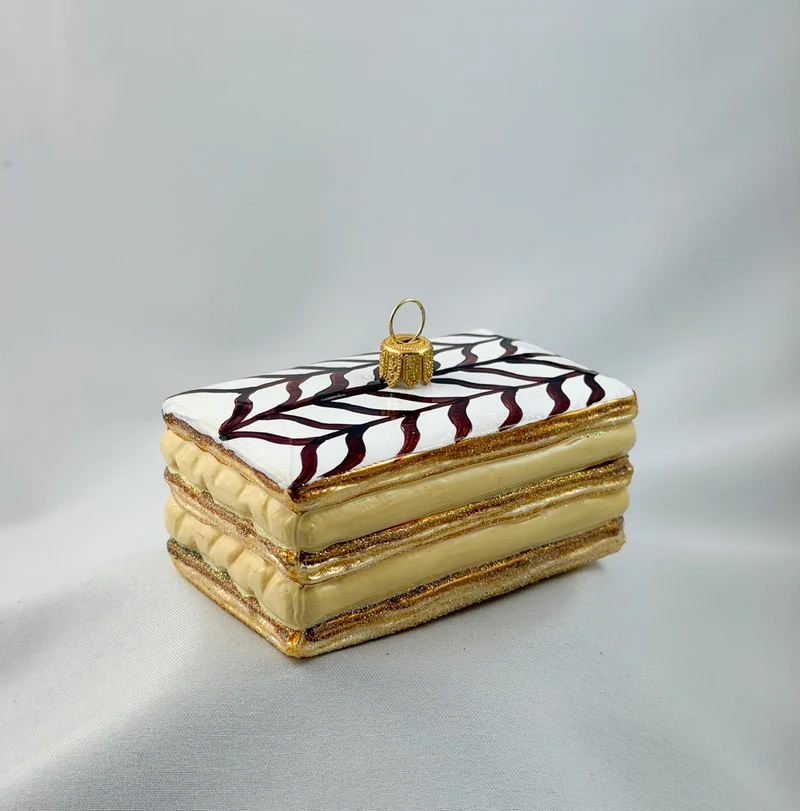 Cremeschnitte mit Zuckerguss und Schokoladen-Dekor