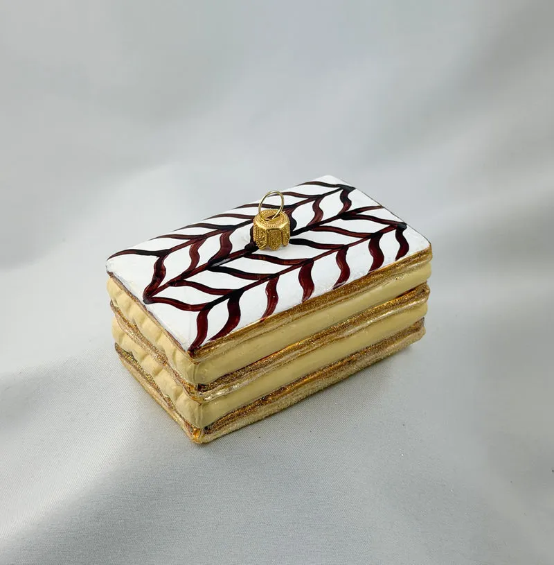 Cremeschnitte mit Zuckerguss und Schokoladen-Dekor