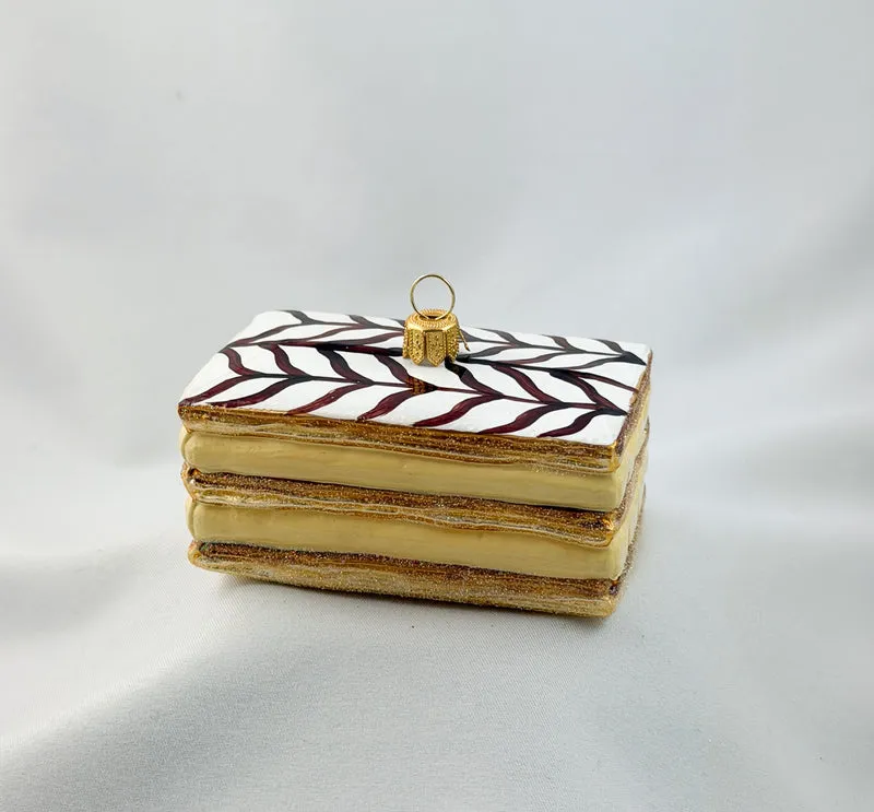 Cremeschnitte mit Zuckerguss und Schokoladen-Dekor