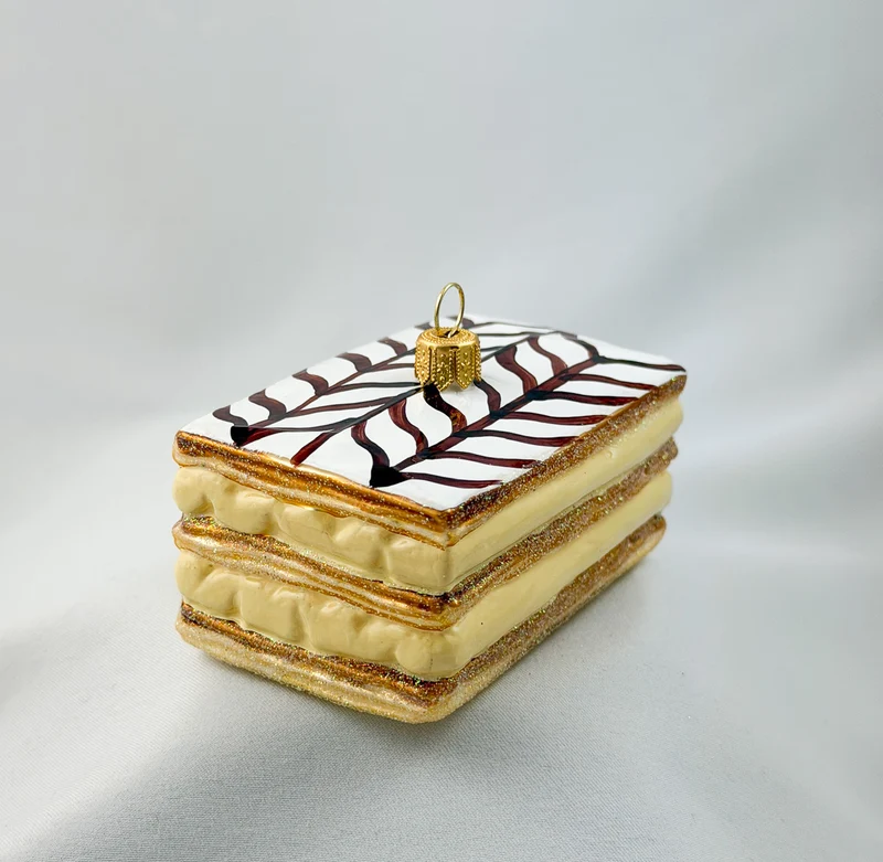 Cremeschnitte mit Zuckerguss und Schokoladen-Dekor
