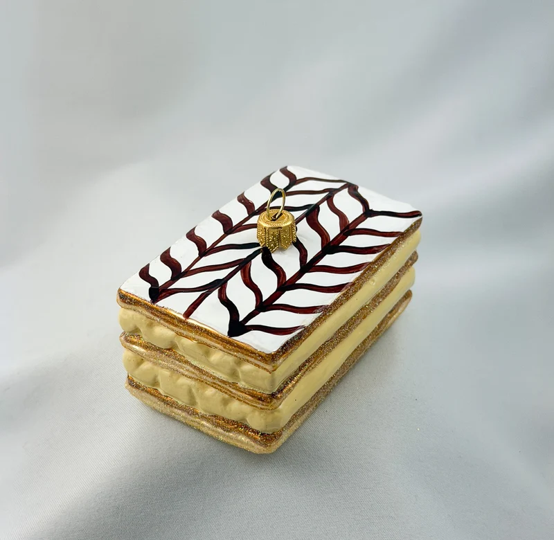 Cremeschnitte mit Zuckerguss und Schokoladen-Dekor