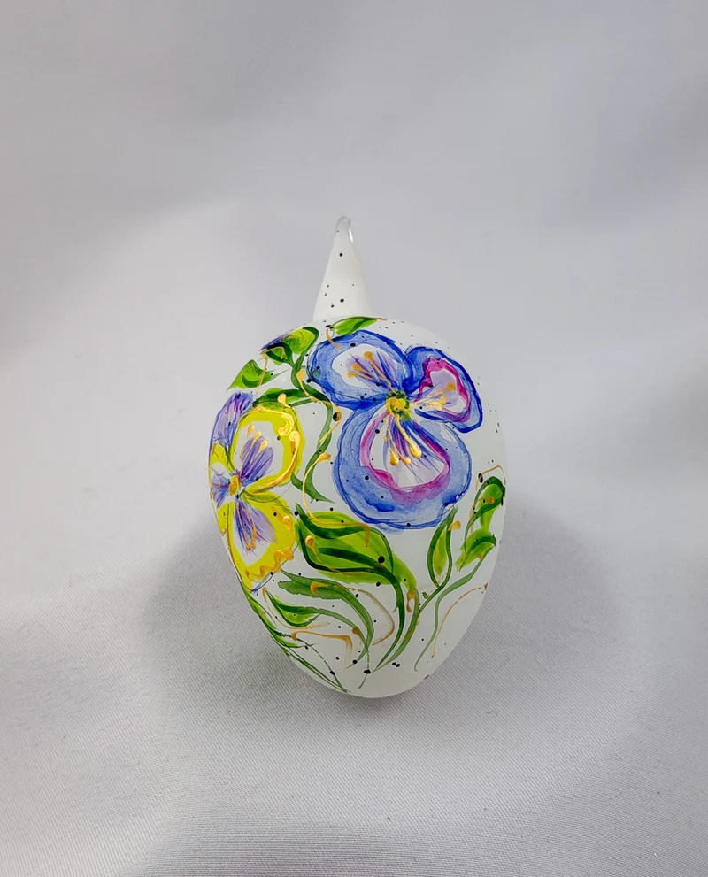 Weisses Osterei mit Blumen