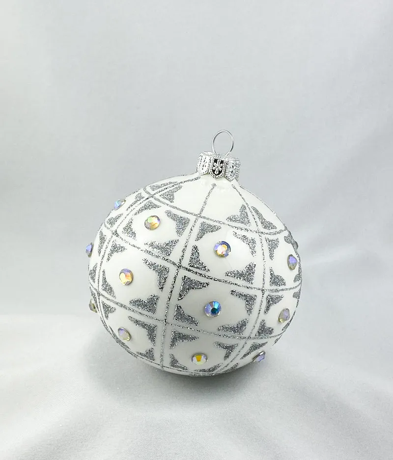 Kugel weiss mit geometrischem Muster und irisierenden Schmucksteinen