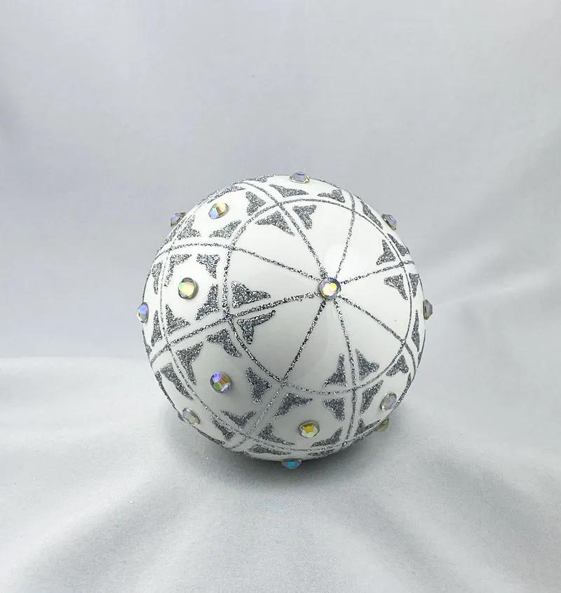 Kugel weiss mit geometrischem Muster und irisierenden Schmucksteinen