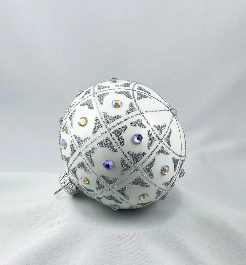 Kugel weiss mit geometrischem Muster und irisierenden Schmucksteinen