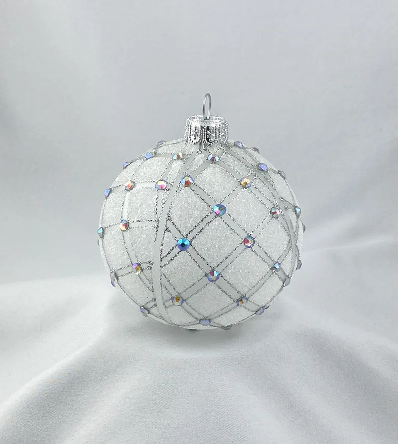 Kugel weiss transparent mit geometrischem Muster und irisierenden Schmucksteinen
