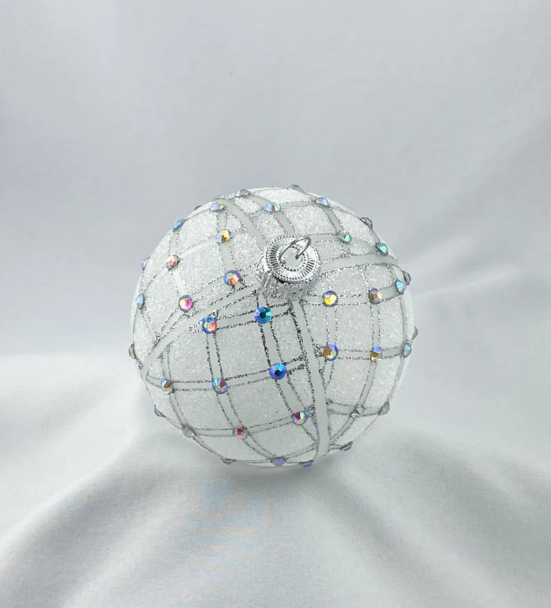 Kugel weiss transparent mit geometrischem Muster und irisierenden Schmucksteinen