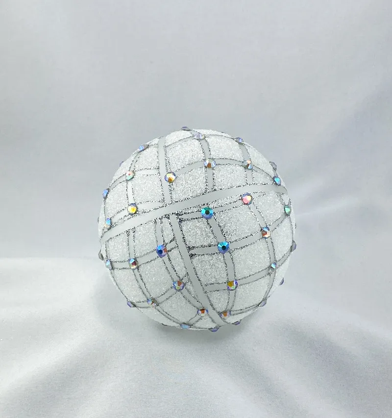 Kugel weiss transparent mit geometrischem Muster und irisierenden Schmucksteinen