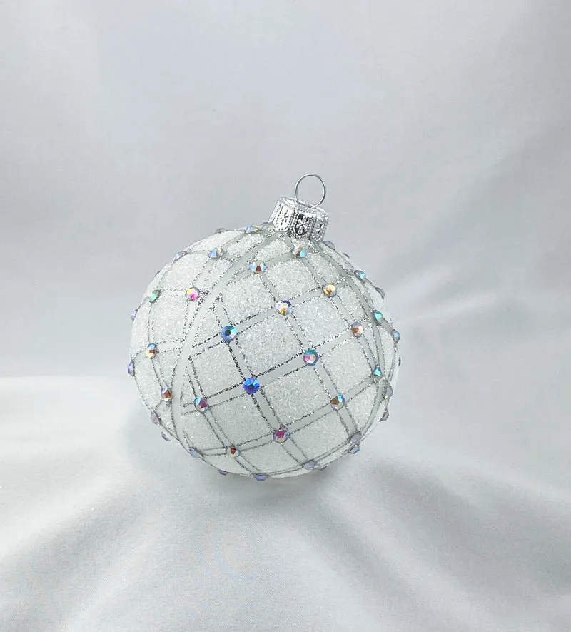 Kugel weiss transparent mit geometrischem Muster und irisierenden Schmucksteinen