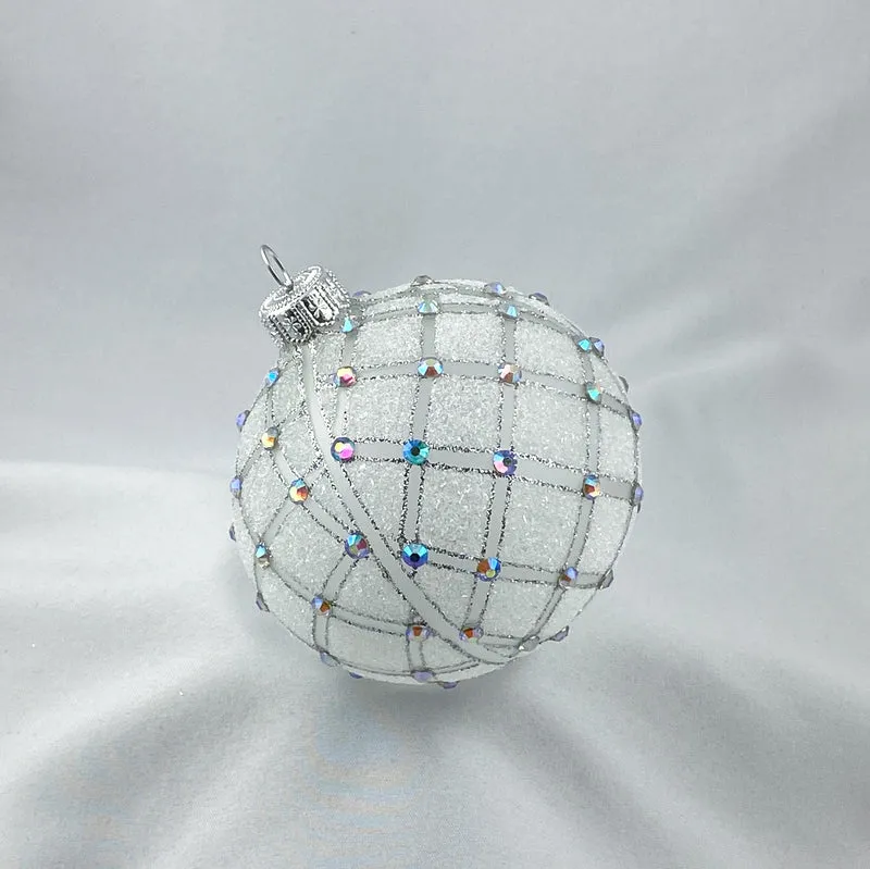 Kugel weiss transparent mit geometrischem Muster und irisierenden Schmucksteinen