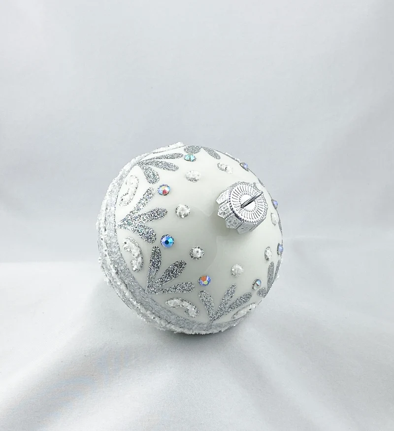 Kugel weiss mit stilisierten Blättern und Rocaille-Motiv