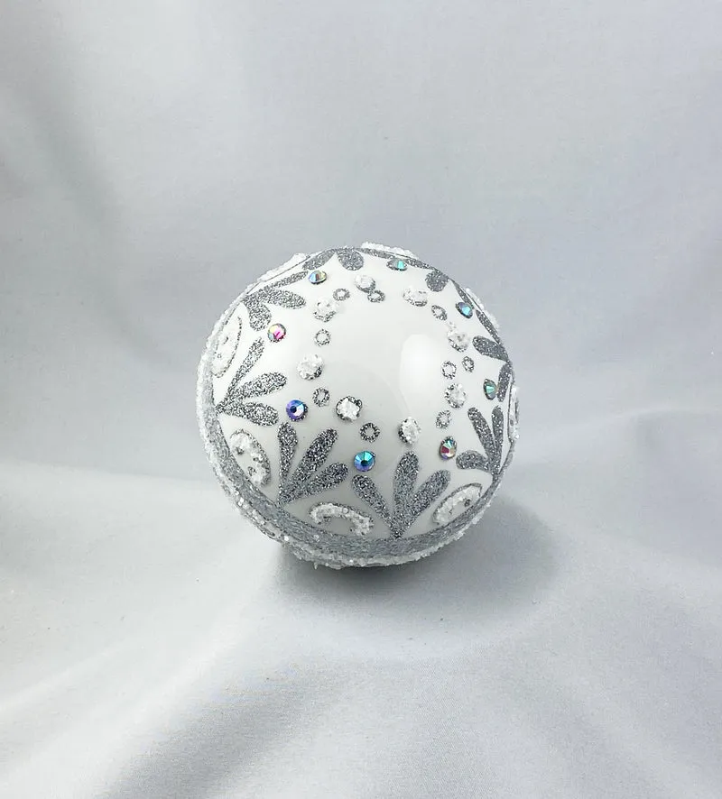 Kugel weiss mit stilisierten Blättern und Rocaille-Motiv