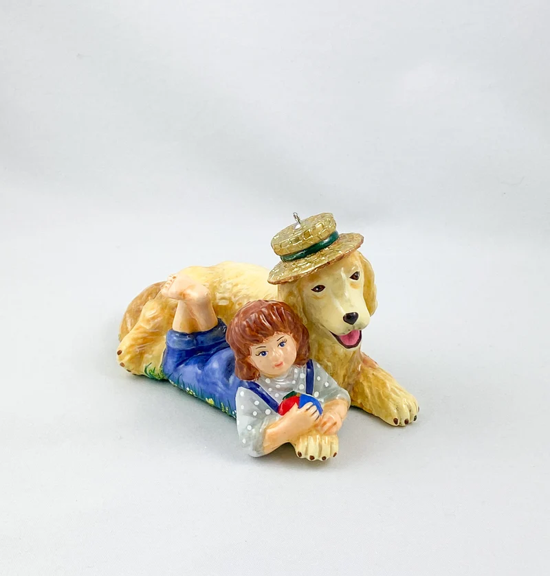 Das Mädchen spielt mit dem Golden Retriever auf der Sommer-Wiese AtlasArt