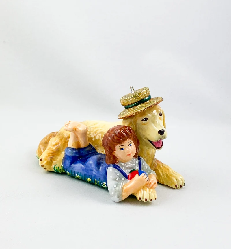 Das Mädchen spielt mit dem Golden Retriever auf der Sommer-Wiese AtlasArt