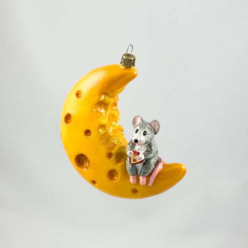 Die Maus hat es sich mit einem Stück Käse auf der Käse-Mond-Sichel bequem gemacht AtlasArt